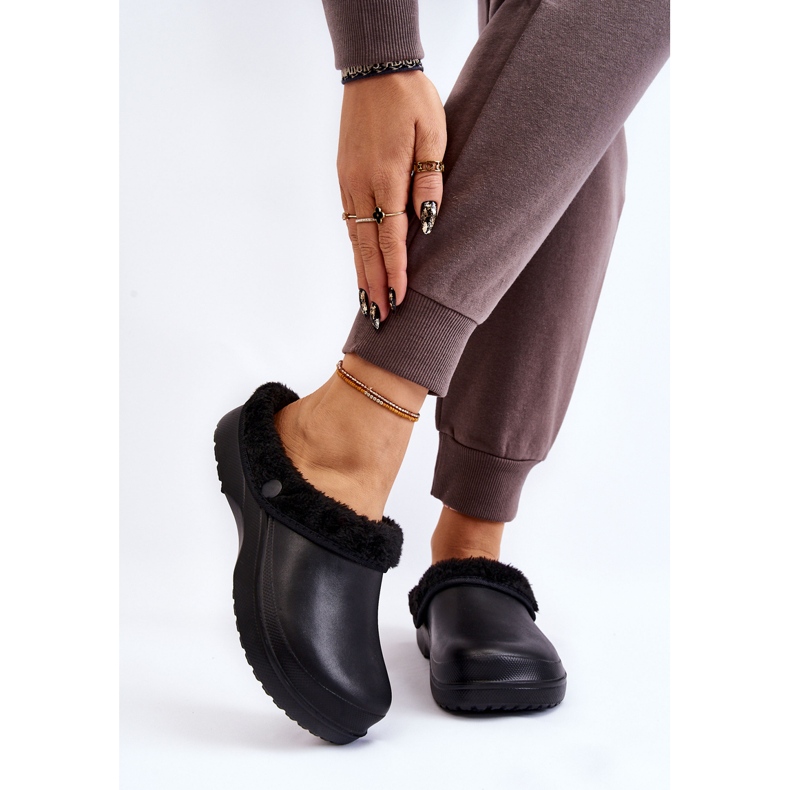 PM2 Chinelos femininos de espuma quente Crocs Black Cova preto 1