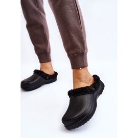 PM2 Chinelos femininos de espuma quente Crocs Black Cova preto 2