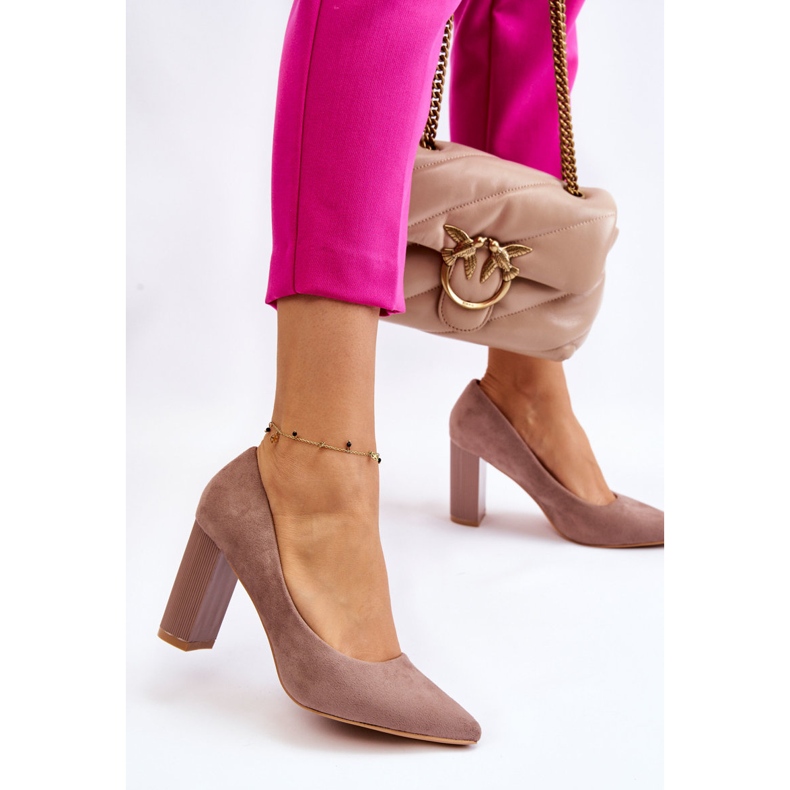 Bombas de camurça em saltos elegantes bege Estellia 2