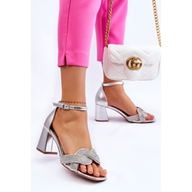 PA1 Sandália de Salto Baixo com Strass Prata Monra 2