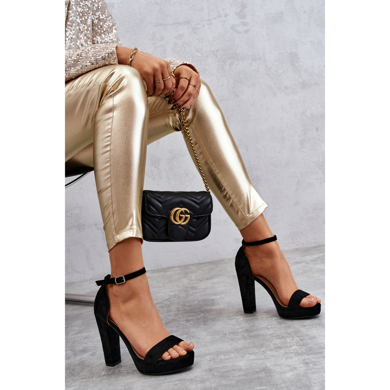 Sandálias de camurça no salto preto espetacular 1