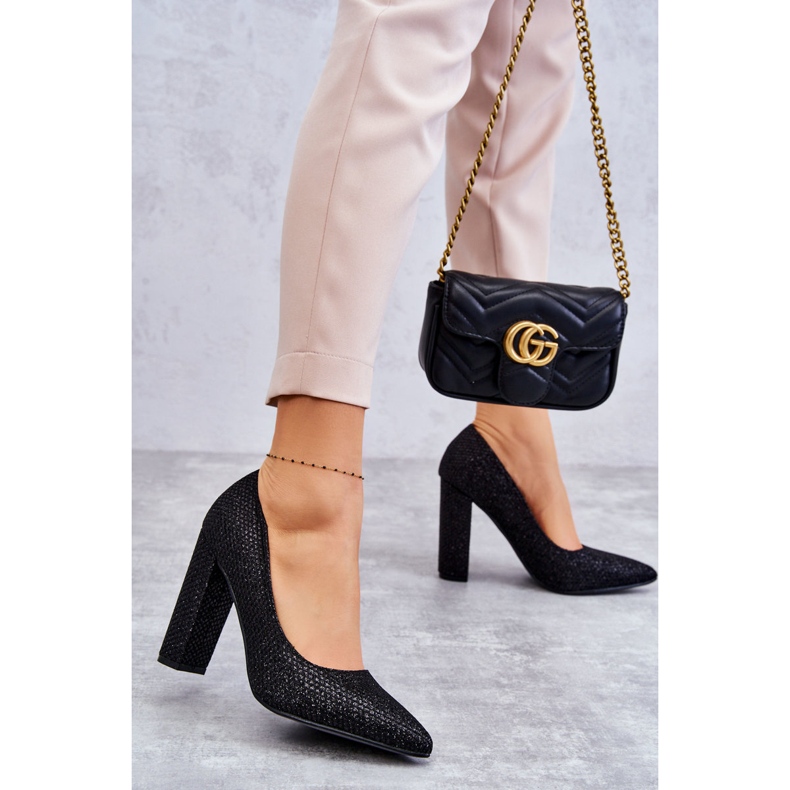 Bombas brilhantes em um salto preto Elmira 2