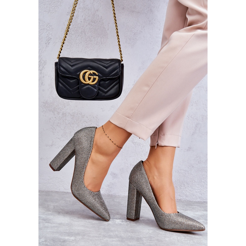 PA1 Sapatos brilhantes no salto prateado e dourado Elmira castanho prata 2