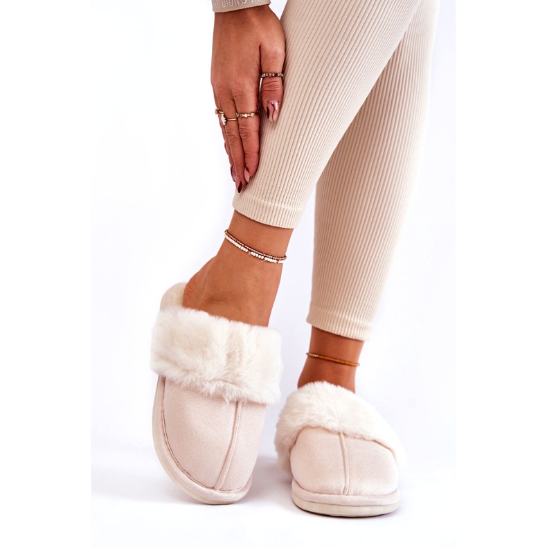 Chinelos lisos femininos com pele bege brilhante 1