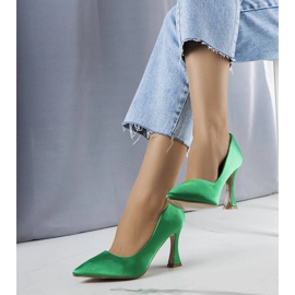 Scarpin verde com salto ampulheta da Otto 2