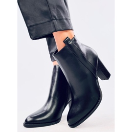Botas clássicas Alona Black no poste preto 2