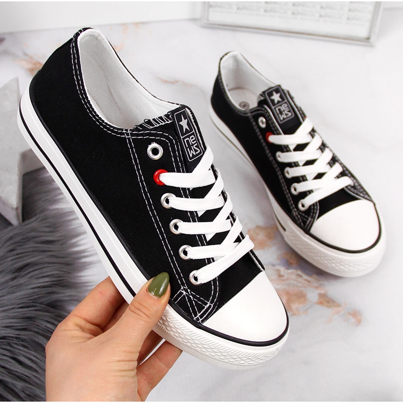 Tênis cano baixo em tecido preto NEWS 2