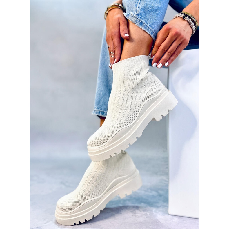 BM Botins bege com elástico Withers 2