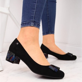 Sapatos pretos com laço decorativo de Sergio Leone 5