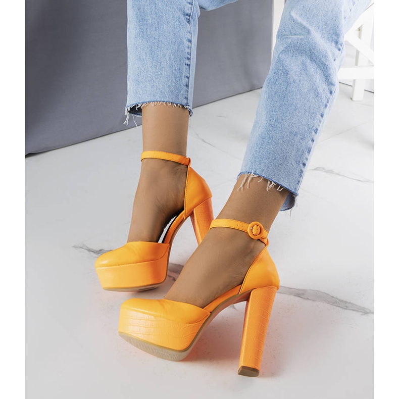 Sapatos neon laranja da Joy 1