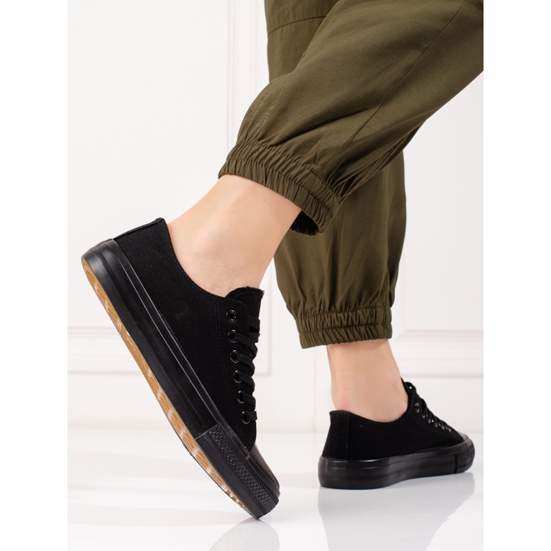 Tênis femininos pretos clássicos 2