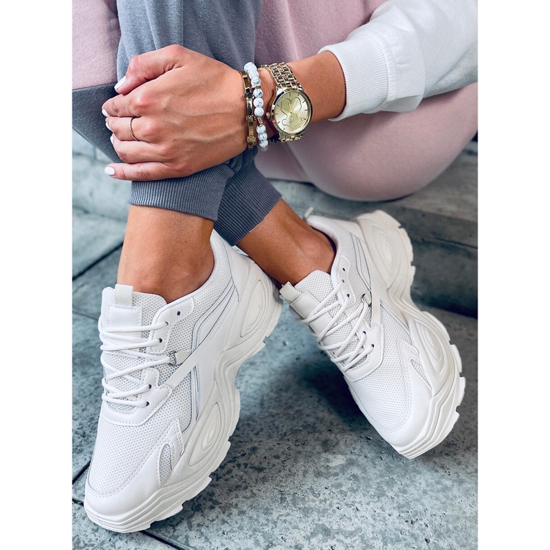 Calçado desportivo feminino bege com sola alta 3