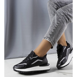 Tênis preto na plataforma Ada 1