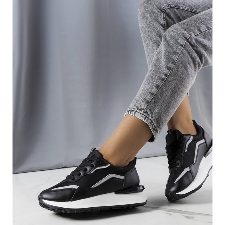 Tênis preto na plataforma Ada 1