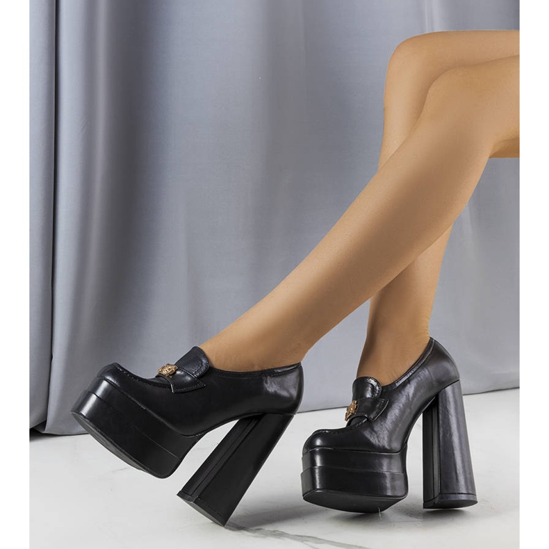 BM Sapatos pretos em um bloco robusto de Janie 2