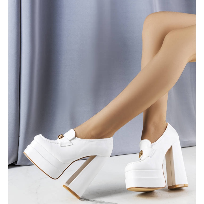 Sapatos brancos em um bloco robusto de Janie 1 Sapatos brancos em um bloco robusto de Janie 1