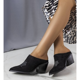 Chinelos pretos com frente embutida da Linda 1