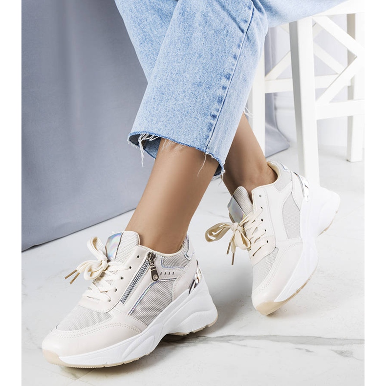 Tênis de salto bege Stacey. 1