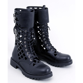 BM Bota Brady Black com recortes preto 1