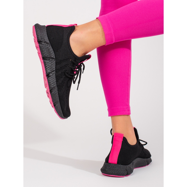 Tênis esportivo preto Shelovet com detalhe rosa 2