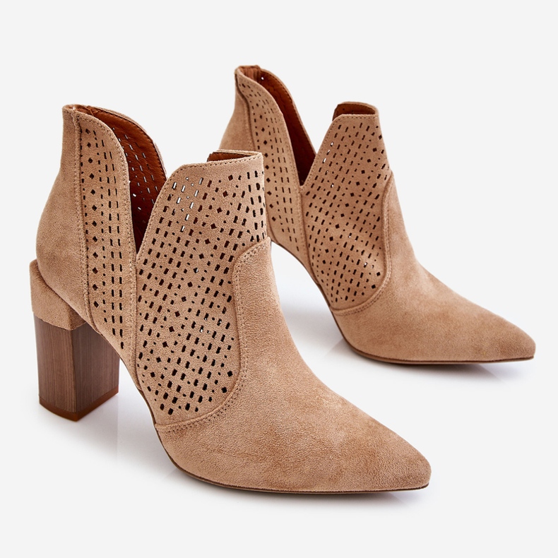 Botas elegantes de camurça vazadas salto alto bege Genevi 1