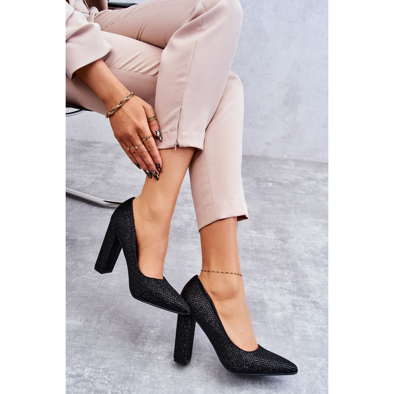 Bombas brilhantes no salto preto 4