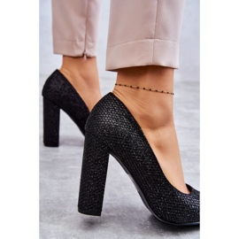 Bombas brilhantes no salto preto 3