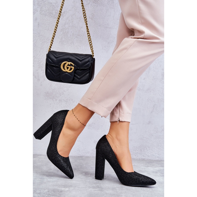 Bombas brilhantes no salto preto 2