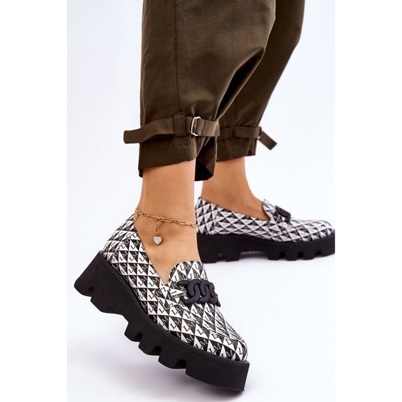 Mocassins em uma plataforma maciça Laura Messi 2601 preto e branco 2