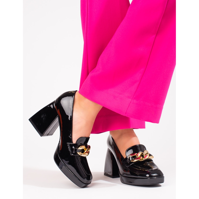 Bombas em um post estável Vinceza preto 1