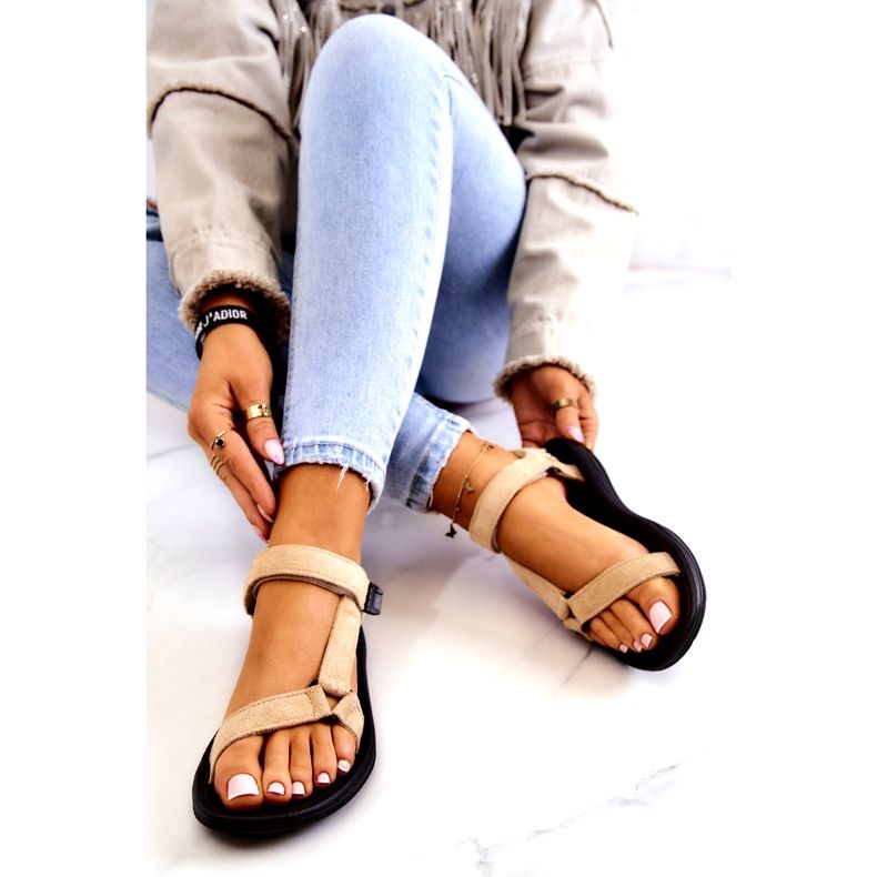 Sandálias esportivas femininas em camurça bege 4