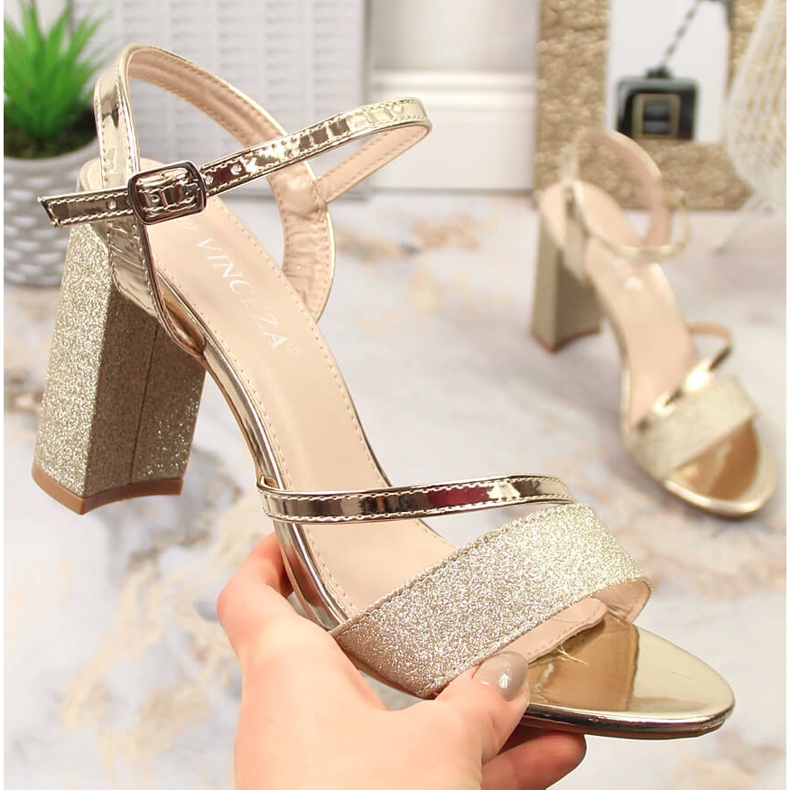 Sandálias femininas de brocado dourado no poste Vinceza 2255 1