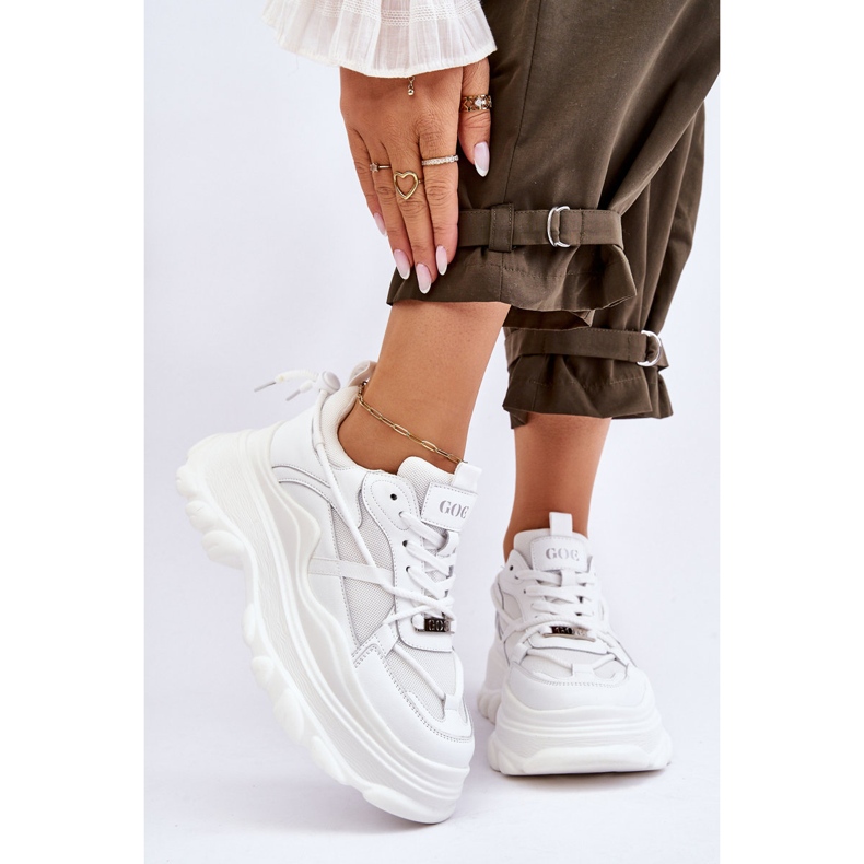 Sapatos esportivos em uma plataforma maciça GOE LL2N4029 branco 1
