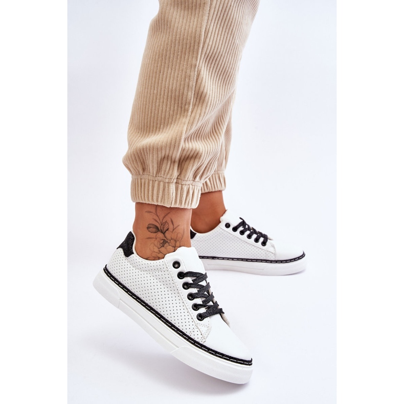 BM Tênis feminino baixo perfurado branco e preto Daxton 2