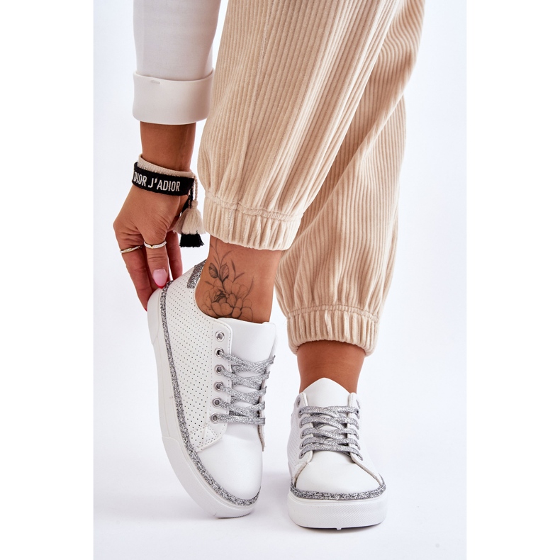 BM Tênis feminino baixo perfurado branco e prata Daxton 1