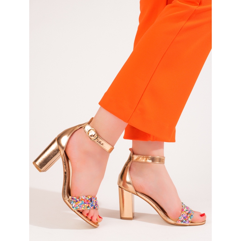 Sandálias elegantes com contas douradas da Shelovet dourado 1