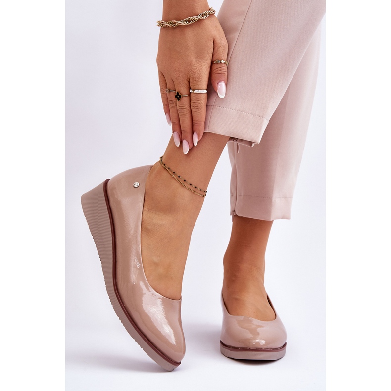 Vinceza Bombas de cunha de patente clássicas bege Paola 1