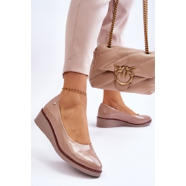 Vinceza Bombas de cunha de patente clássicas bege Paola 2