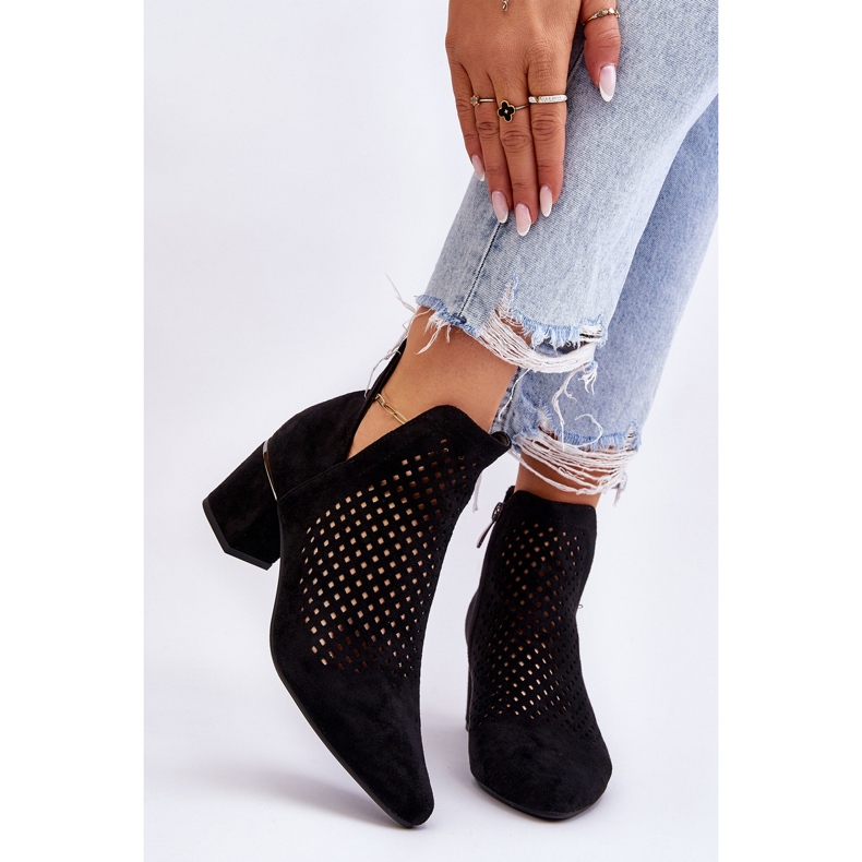 Vinceza Botas de camurça pretas Blakely Openwork com salto recortado preto 1 Vinceza Botas de camurça pretas Blakely Openwork com salto recortado preto 1