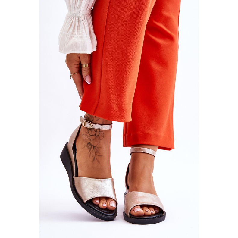 Vinceza Sandália feminina clássica de couro com cunha dourada Truett dourado 1