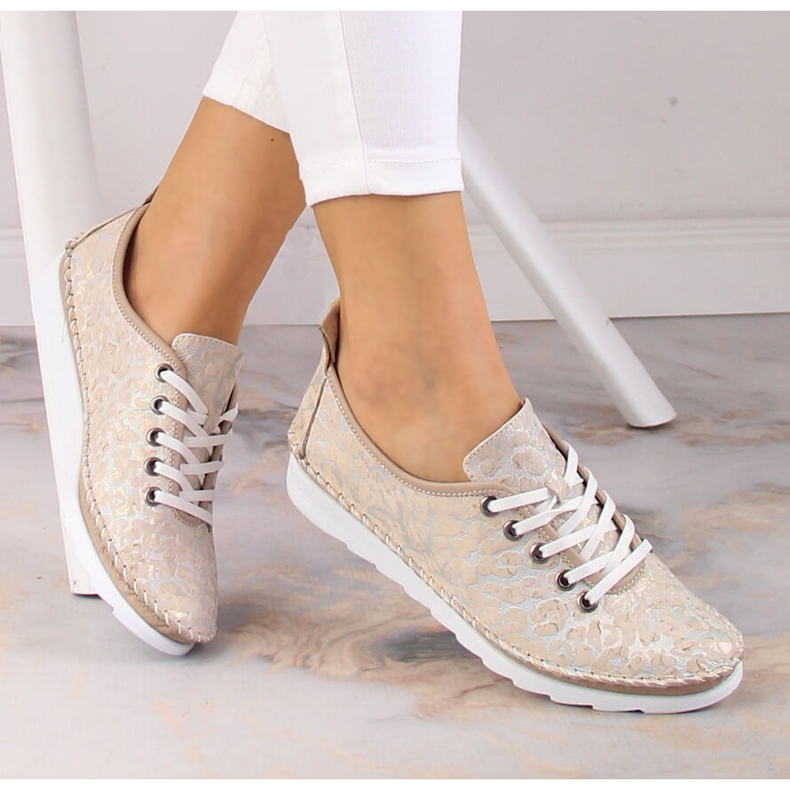 Sapatos desportivos de mulher claros de pele bege Artiker 52C0691 1