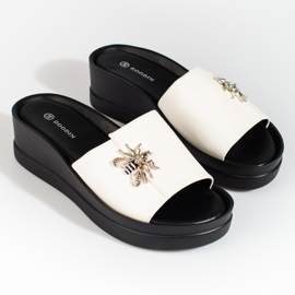 Chinelos brancos femininos em uma confortável cunha Shelovet 1