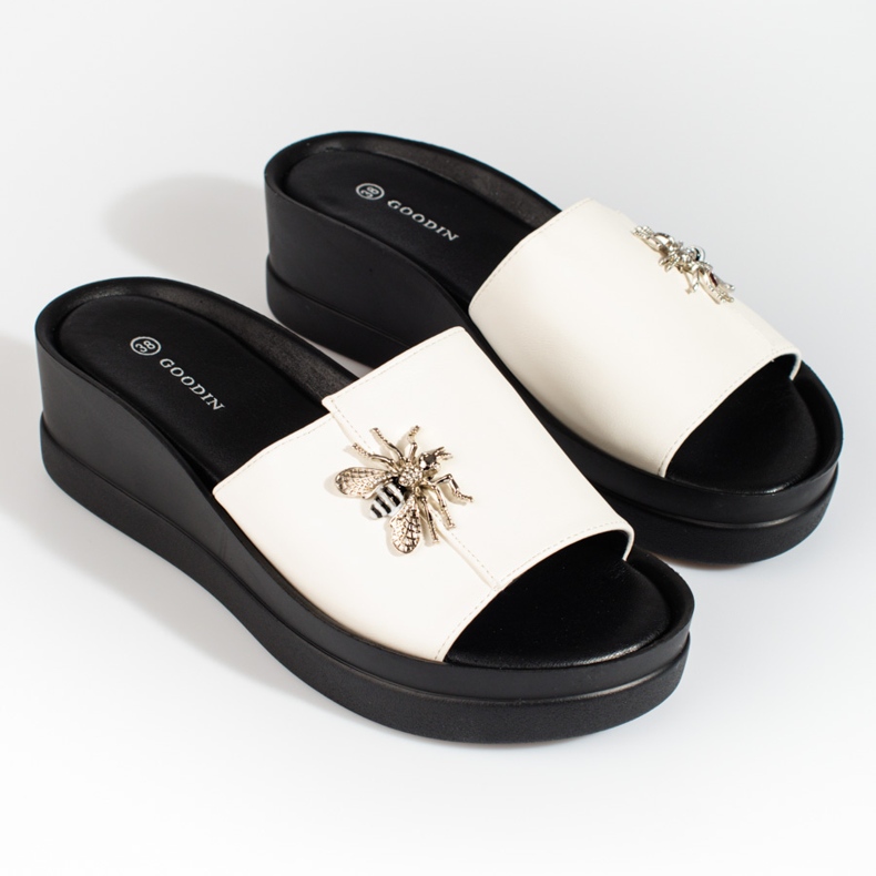 Chinelos brancos femininos em uma confortável cunha Shelovet 1