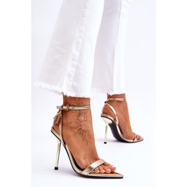 FS1 Sandálias elegantes em um salto alto com ornamentos dourados de Zaria 2