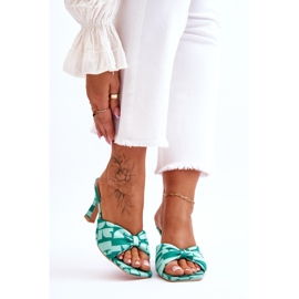 Salto alto da moda em estampa floria verde 1