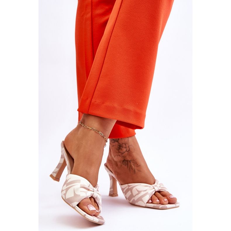 Salto alto da moda estampado bege Floria 2