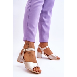 Vinceza Sandálias de couro confortáveis ​​com salto dourado Bellamy 2