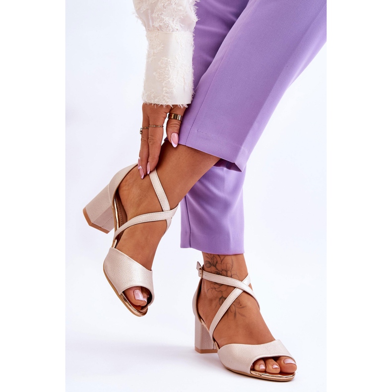 Vinceza Sandálias femininas de couro de salto baixo Golden Quinn dourado 2