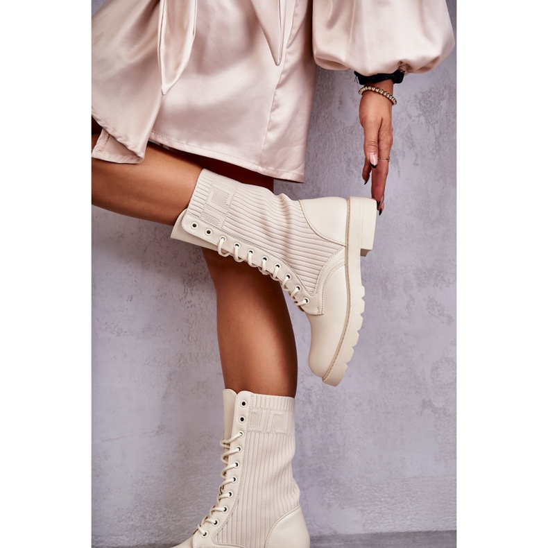 Botins femininos com salto plano, bege 2 Botins femininos com salto plano, bege 2