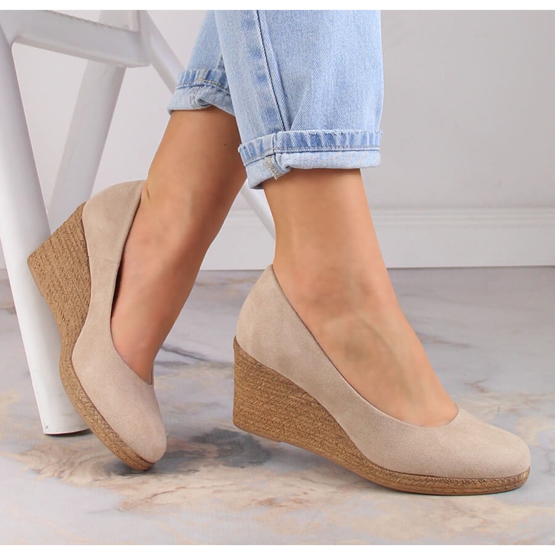 Sapatilha feminina de camurça bege Potocki SZ12024 1